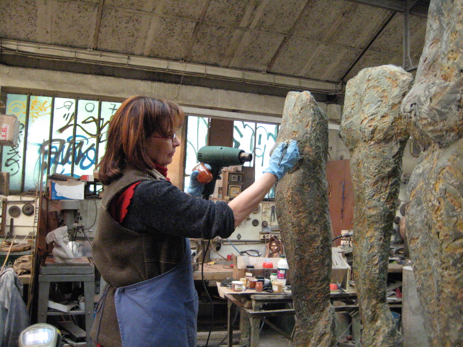 Martine Demal en train de sculpter