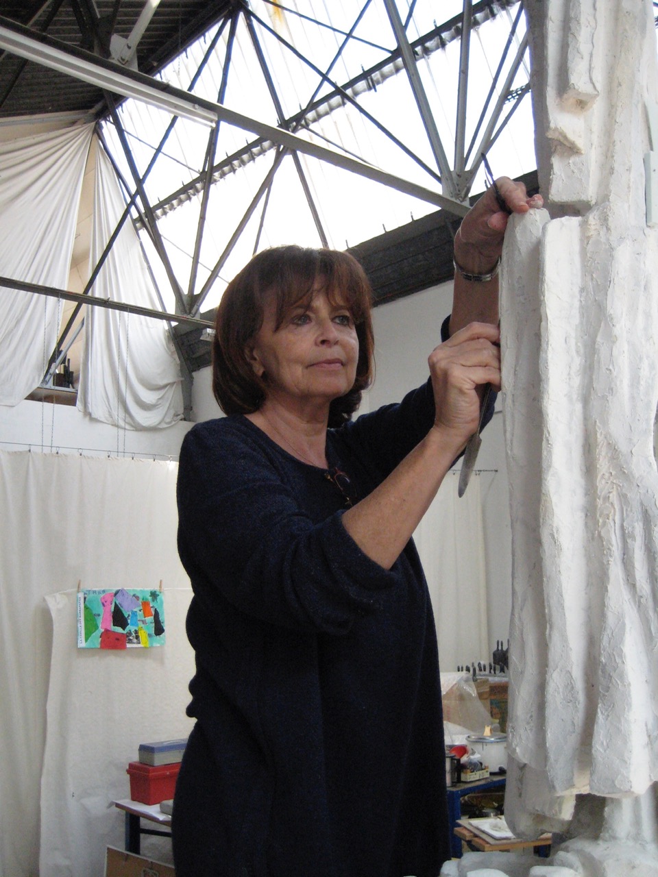 Martine Demal sculptant la cire